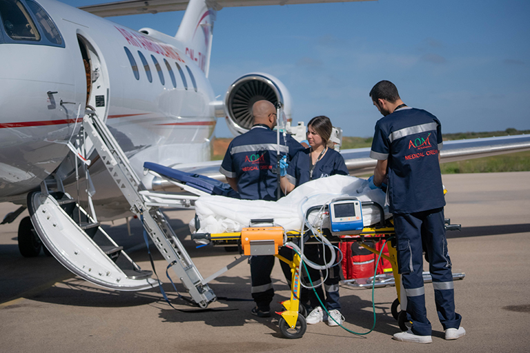 L'Importance-Cruciale-de-l'Unité-de-Maladies-Infectieuses-d'AOM-Air-Ambulance---Sécurité-et-Rapidité-au-Service-de-la-Santé